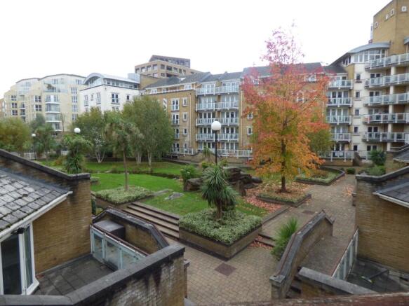2 bed property, in Woodland Crescent, £475,000