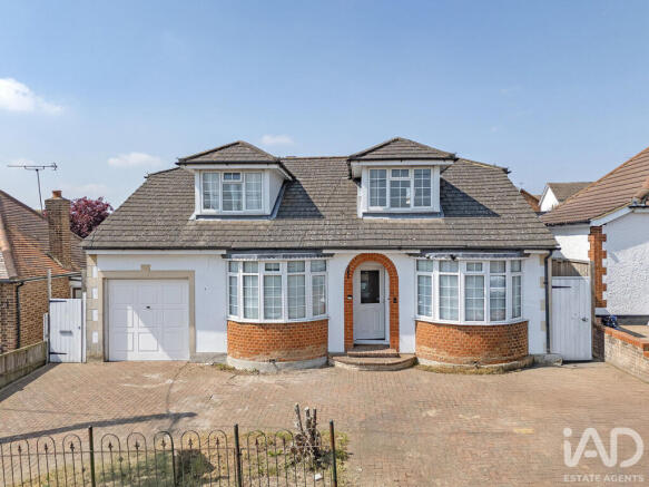 4 bed property, in Brackendale Avenue, £550,000