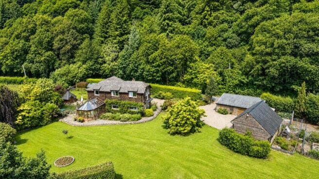 4 bed property, in Knowle Lane, £795,000