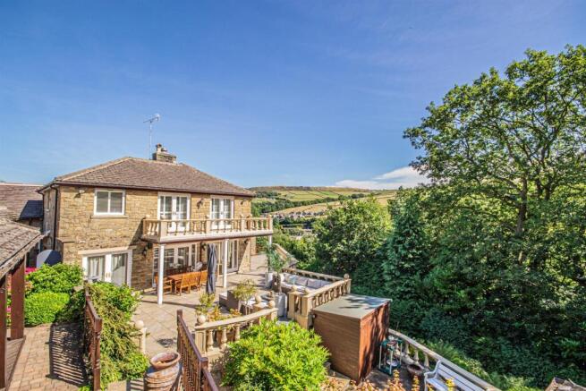 5 bed property, in Field End Lane, £995,000