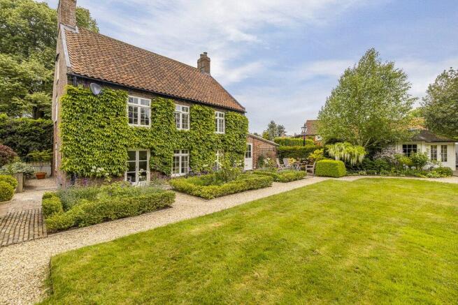 5 bed property, in Main Road, £765,000