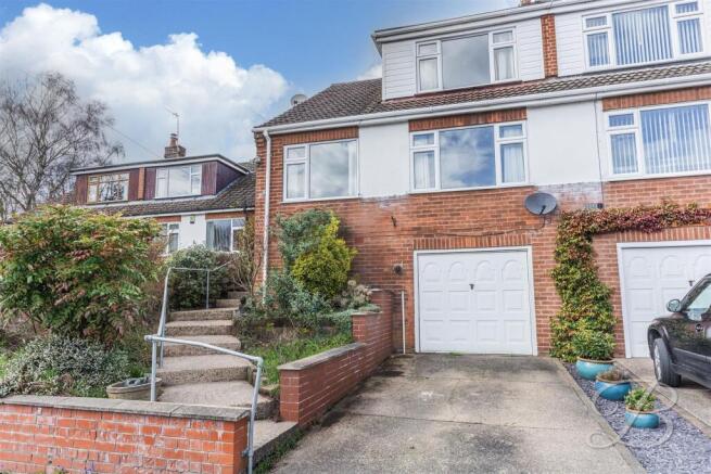 3 bed property, in Lake Farm Road, £250,000