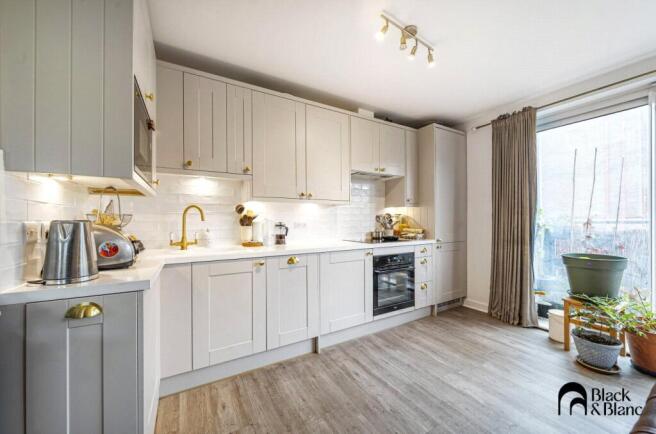 2 bed property, in Addiscombe Grove, £210,000
