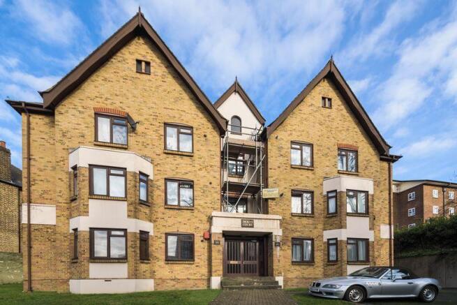 2 bed property, in Lewisham Road, £390,000