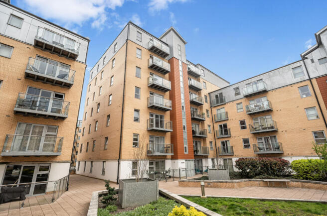 2 bed property, in Queen Mary Avenue, £400,000
