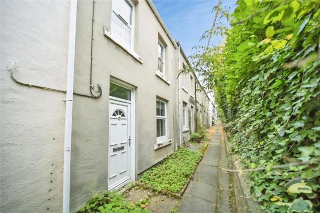 2 bed property, in Neville Terrace, £130,000