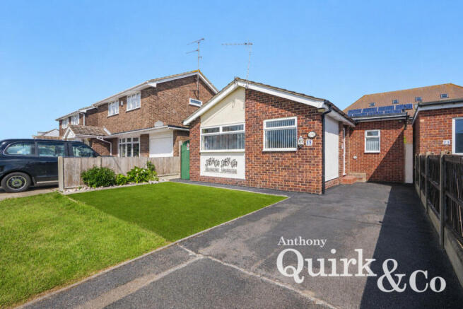 2 bed property, in Strasbourg Road, £280,000