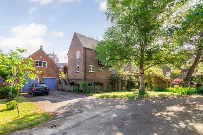 4 bed property, in Mill Paddock, £850,000