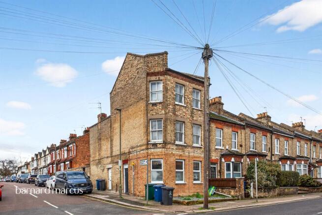 3 bed property, in Oakleigh Road North, £350,000