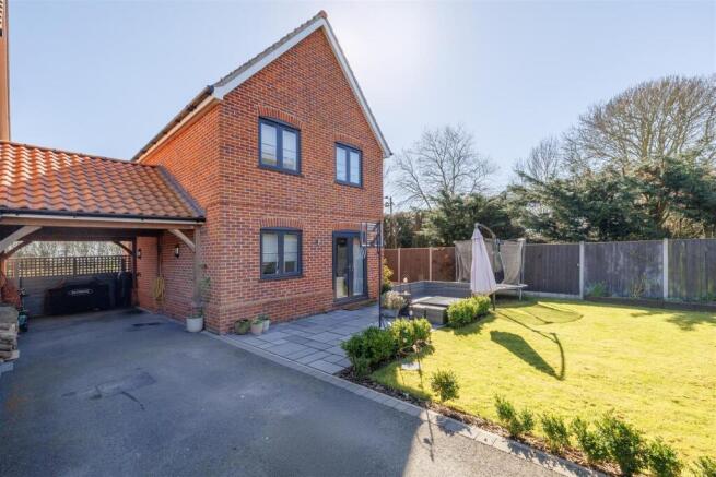 3 bed property, in Felgate Close, £330,000