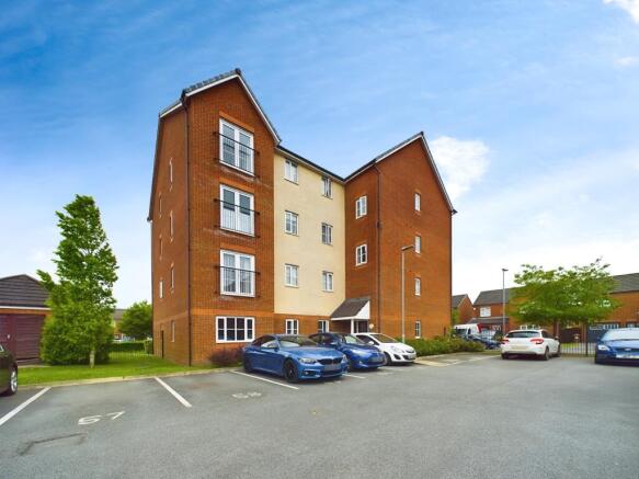 2 bed property, in Cunningham Court, £90,000