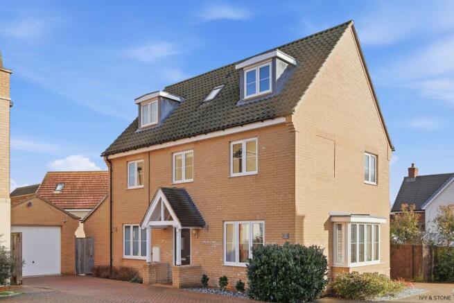 5 bed property, in Flitch Green, £500,000