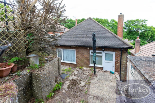2 bed property, in Sea Shell Garden, £275,000
