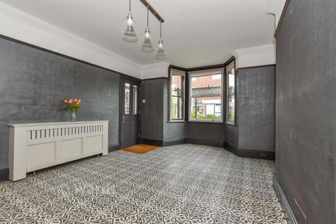 4 bed property, in Commercial Road, £450,000