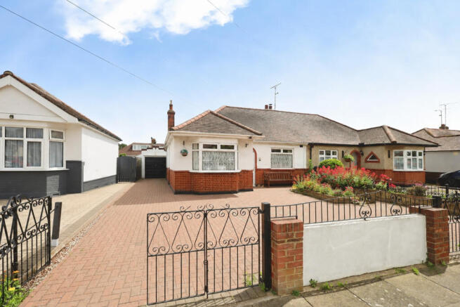 2 bed property, in Thornford Gardens, £335,000