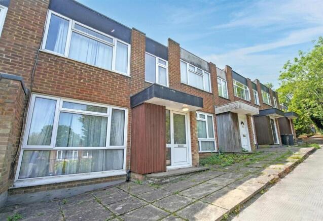3 bed property, in Deepfield Way, £275,000