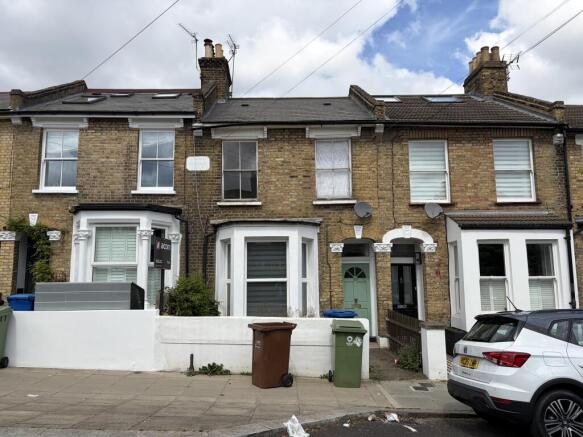 2 bed property, in 52A Avondale Rise, £400,000