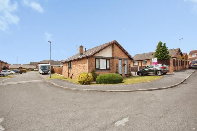 2 bed property, in Broad Bridge Close, £200,000