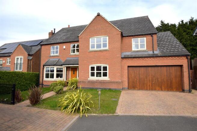 5 bed property, in Knights Place, £625,000