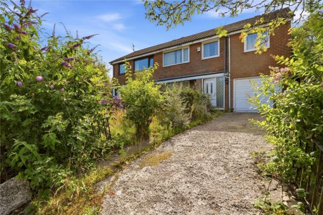 4 bed property, in Waidshouse Road, £200,000