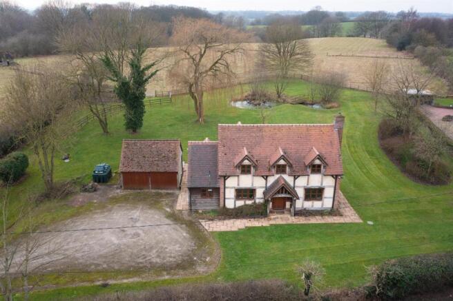 4 bed property, in Main Road, £725,000