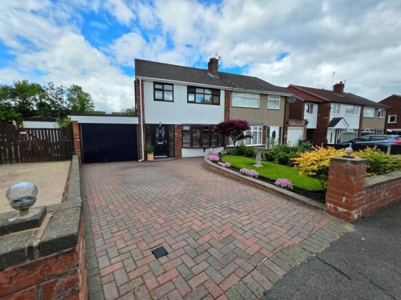 3 bed property, in Rossendale Road, £425,000