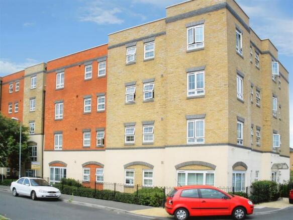 2 bed property, in Holyhead Mews, £239,999