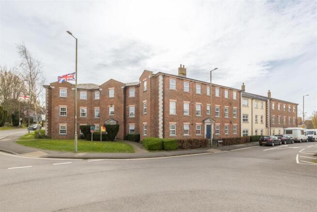 2 bed property, in Limborough Road, £180,000