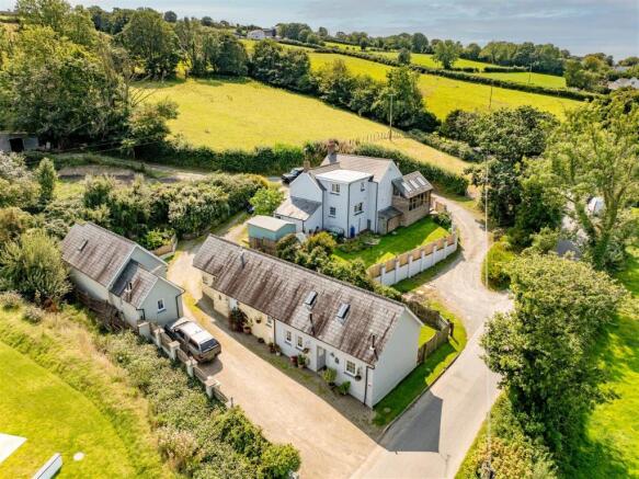 4 bed property, in Pontgarreg, £825,000