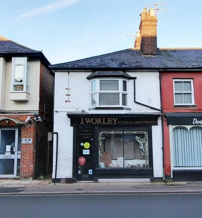 1 bed property, in High Street, £250,000