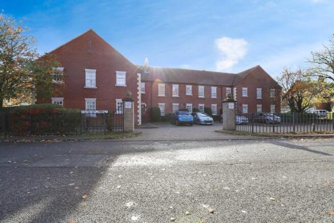 2 bed property, in New Street, £80,000