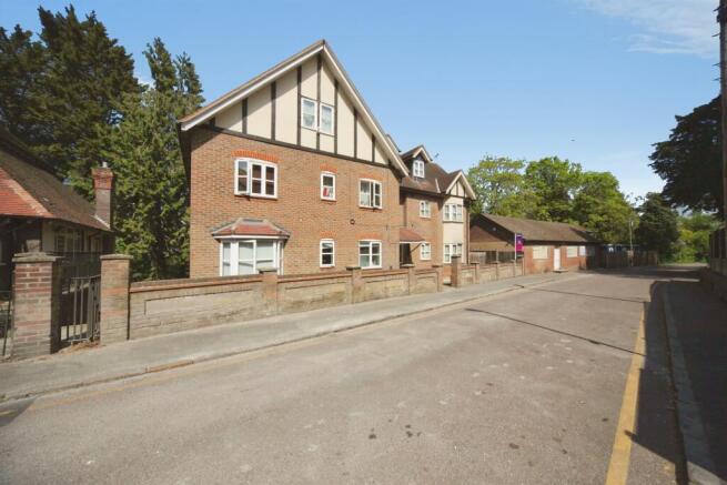 1 bed property, in Downs Road, £140,000