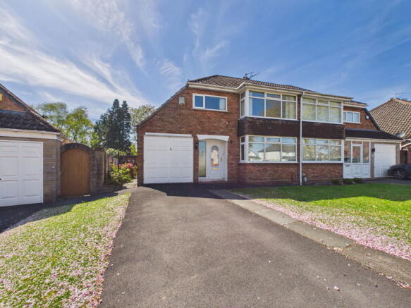 3 bed property, in Edward Drive, £270,000