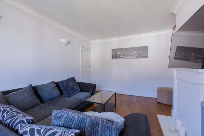 2 bed property, in Bathurst Walk, £275,000