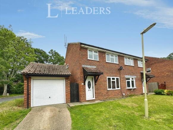 3 bed property, in Oberon Close, £300,000