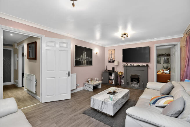 6 bed property, in Shetland Close, £700,000