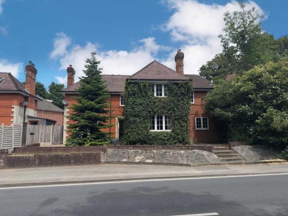 4 bed property, in Maple Crescent, £595,000