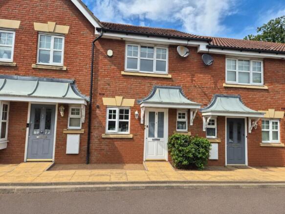 2 bed property, in Bay Tree Close, £500,000