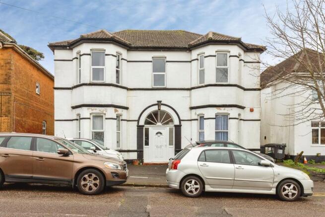 1 bed property, in Drummond Road, £60,000