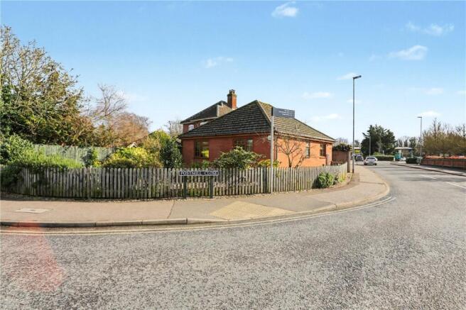 2 bed property, in Postmill Close, £325,000