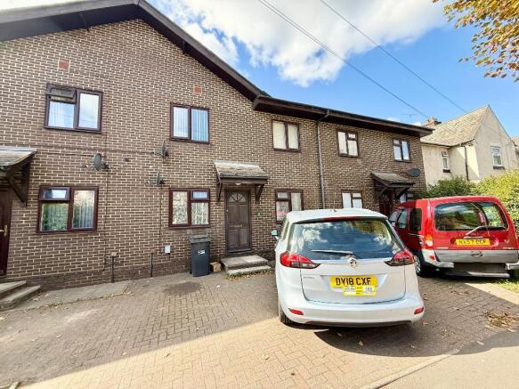 2 bed property, in Holland Court, £160,000