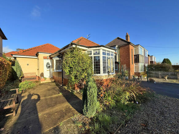 2 bed property, in Harewood Avenue, £200,000