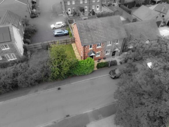 2 bed property, in Sandy Lane, £260,000