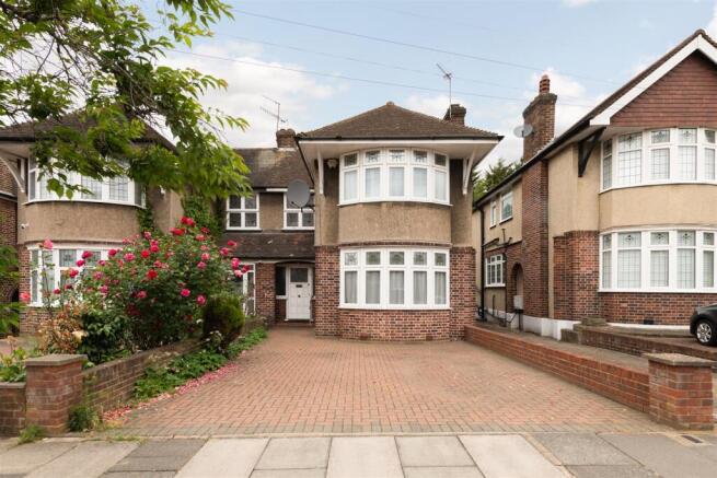 3 bed property, in Exeter Road, £775,000