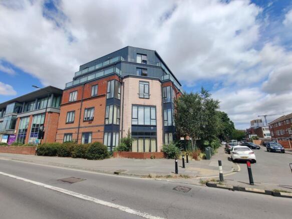 1 bed property, in Bath Road, £135,000