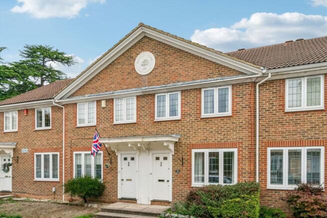 3 bed property, in Rosslyn Park, £550,000