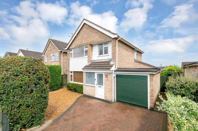 3 bed property, in Balmoral Road, £350,000