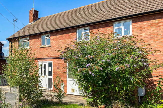 2 bed property, in Roman Way, £150,000