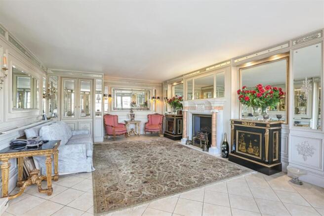 1 bed property, in Nine Elms Lane, £550,000