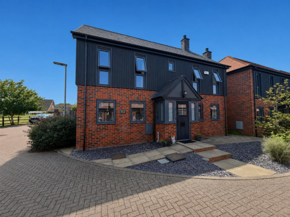 5 bed property, in Newark Court, £550,000